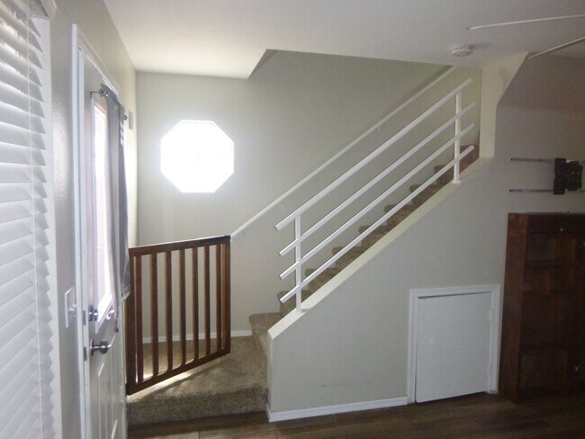 Building Photo - Quaint 2 bedroom townhouse
