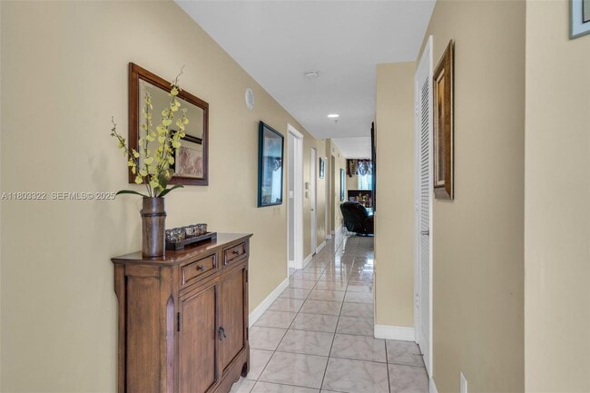 Foto del edificio - 18100 N Bay Rd