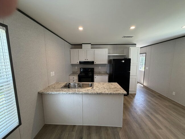 Building Photo - 156 Lakeside Garden Cir