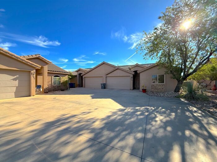 Foto principal - 3 Bed, 2 Bath, 2 Car garage Duplex Unit