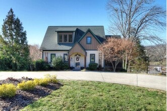 Building Photo - 121 Lake Haven Dr