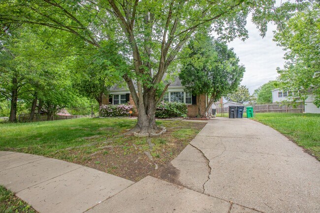 Foto del edificio - Charming 4 BR/2 BA Single-Family Home in C...