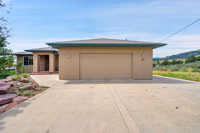 Foto del edificio - 4 bedroom, 3 bath with separate ADU