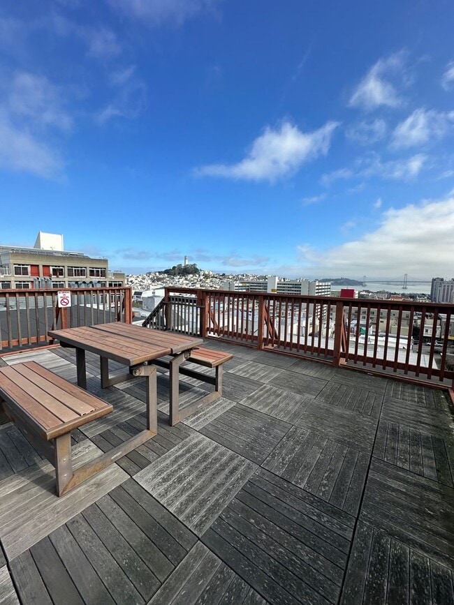 Building Photo - Spacious Nob Hill 3 BD/ 2 Bath Flat with Shared Roof-deck! Gorgeous City and Bay Views!!