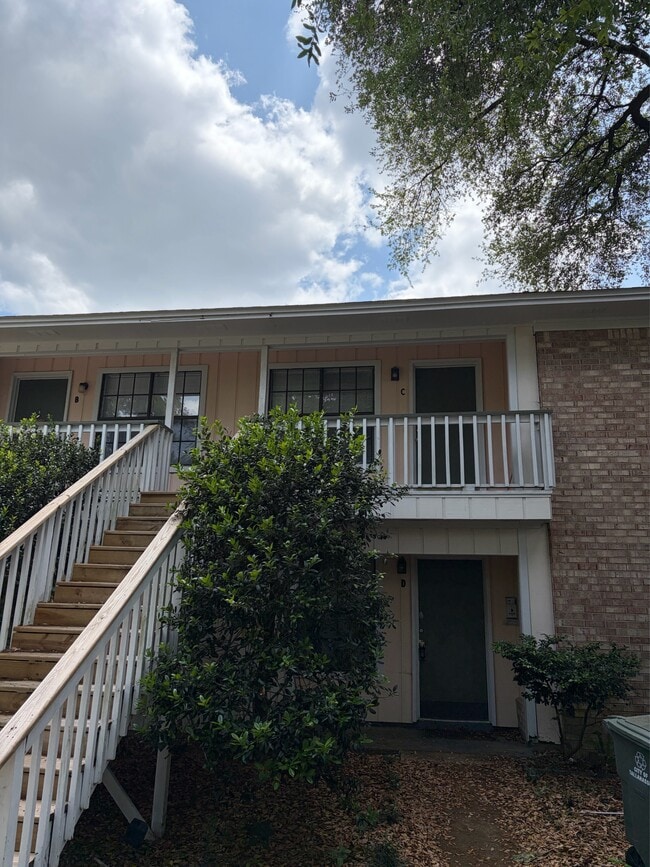 Foto del edificio - 220 Atkinson Dr