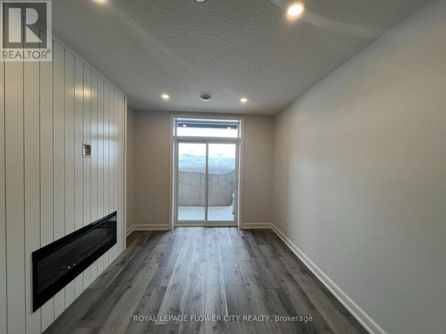 Building Photo - 440 Wellington St E