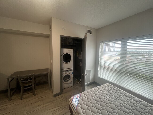 Building Photo - 258 Sunview St