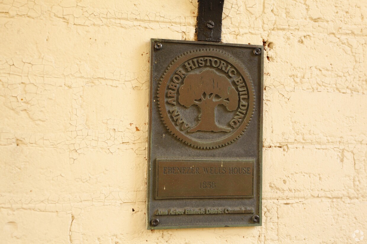 Building Photo - 208 N Division St