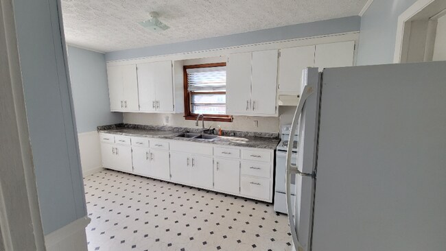 Building Photo - 609 E Watauga Ave