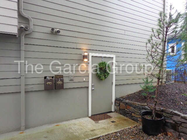 Building Photo - 825 NE Jessup St