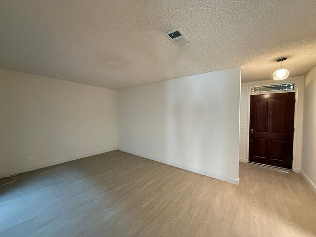 Foto del edificio - Orcutt Single Story Condo in The Gated Community of Creekridge Villas