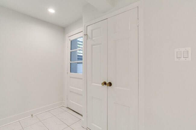 Building Photo - Recently Renovated 1 Bedroom + Den in the ...