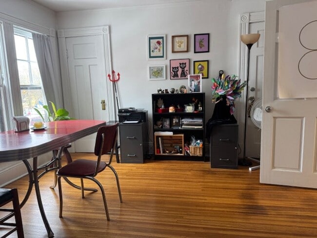 Building Photo - 775 University Ave