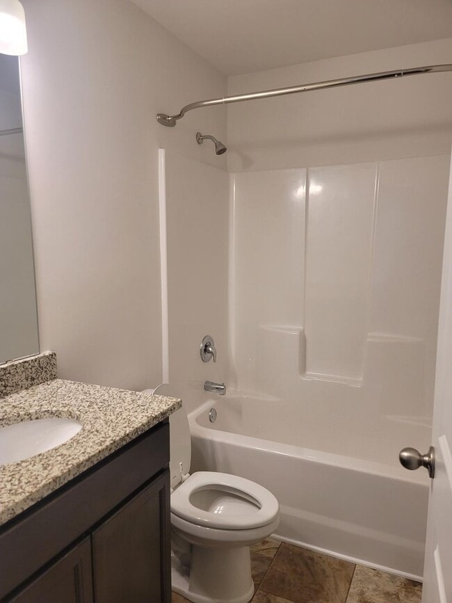 Building Photo - 3 Bed/ 2 full + 2 1/2 baths NEW Boiling Sp...