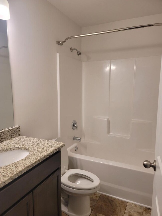 Foto del edificio - 3 Bed/ 2 full + 2 1/2 baths NEW Boiling Sp...