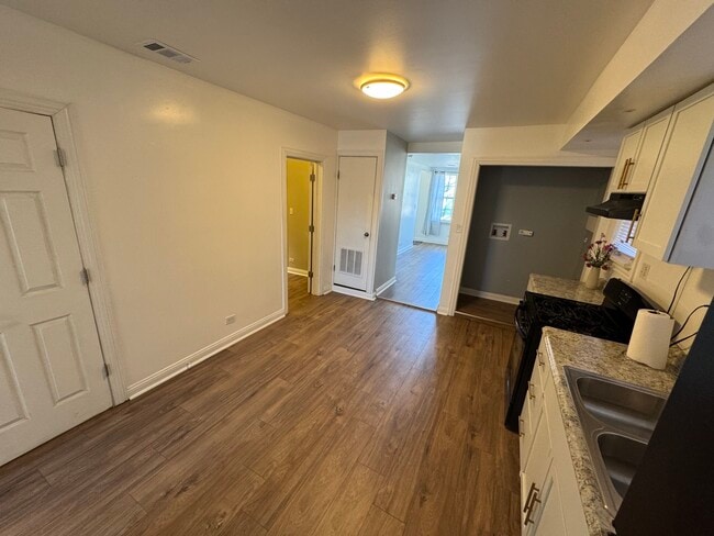 Building Photo - 617 W 43rd Pl