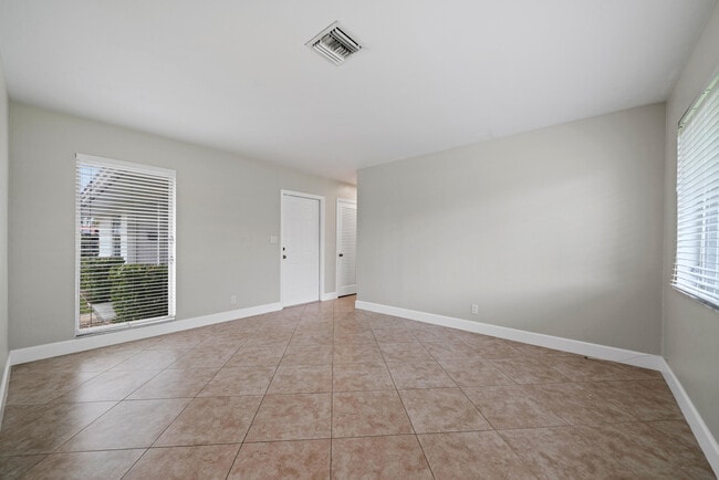 Building Photo - 541 NE 44th St