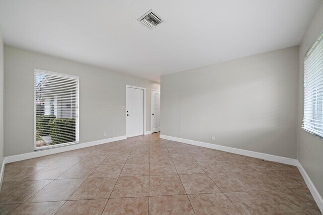 Foto del edificio - 541 NE 44th St