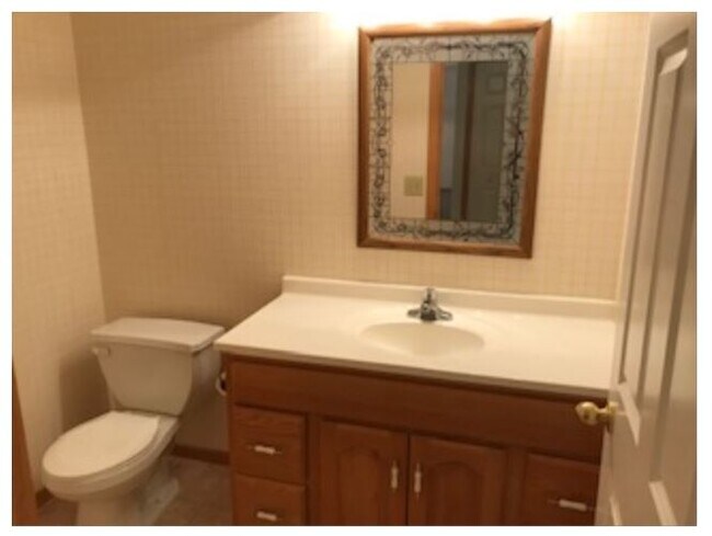 BAÑO DE LA PLANTA BAJA - 12824 43rd St NE