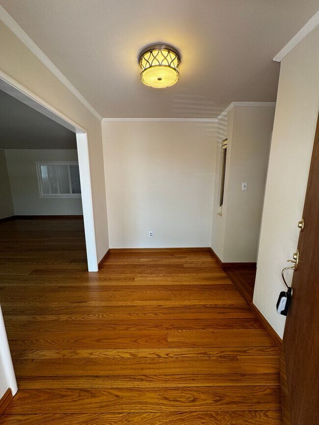 Foto del edificio - Charming Home in Coveted Baywood Neighborh...