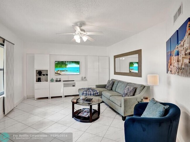 Foto del edificio - 341 N Birch Rd
