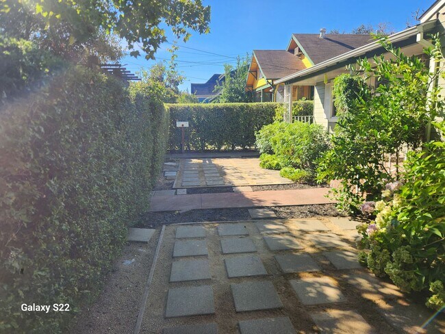 Foto del edificio - Beautiful 2 bedroom/1 bathroom home with a...