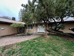 Building Photo - 211 Spring St