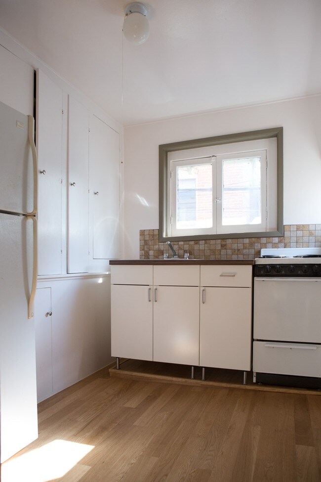 Kitchen - 20 Clubhouse Ave