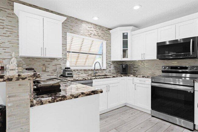 Building Photo - 563 SW 169th Ave