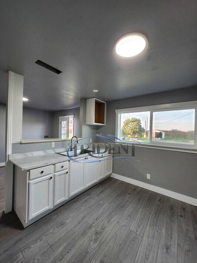 Foto del edificio - MOVE IN SPECIAL! FRESHLY painted interior! NEW vinyl flooring! This is a 2 Bedroom, 1 bath house ...