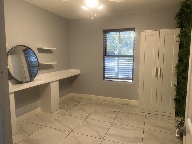 Foto del edificio - "Charming 4-Bed Oasis with Granite Touch & a Beautiful Pool"