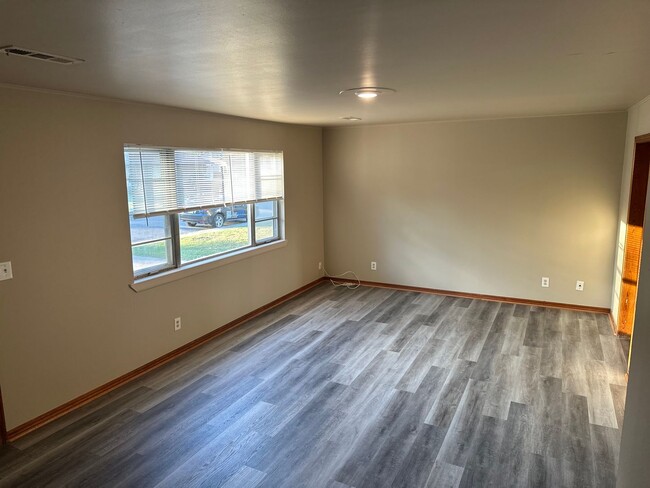 Building Photo - Available Now! 3-Bed, 1-Bath Home in central Springdale + Garage and Large, Fence-In Backyard!