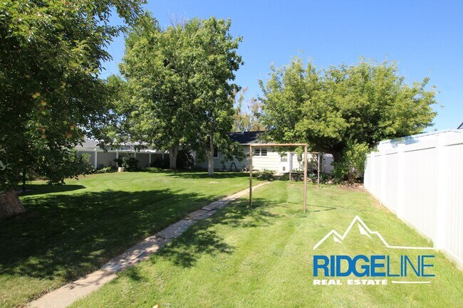 Foto del edificio - East-End Home for Lease near Malmstrom and...