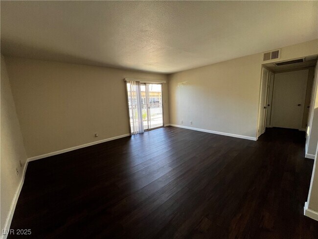 Foto del edificio - 5021 River Glen Dr