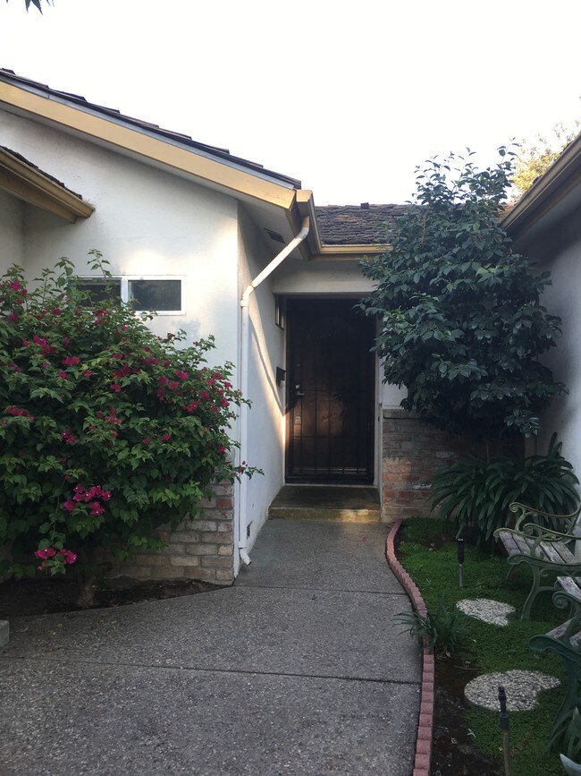 Building Photo - 654 Brentwood Dr