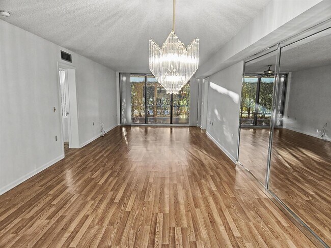 Foto del edificio - 2811 Village Blvd