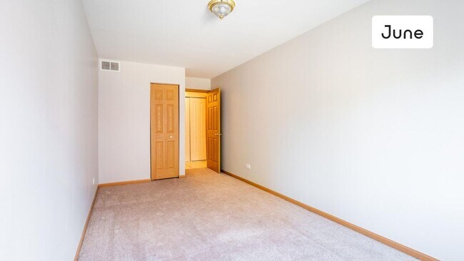 Foto del edificio - ROOM ONLY in 4-bed/2.5-bath Home