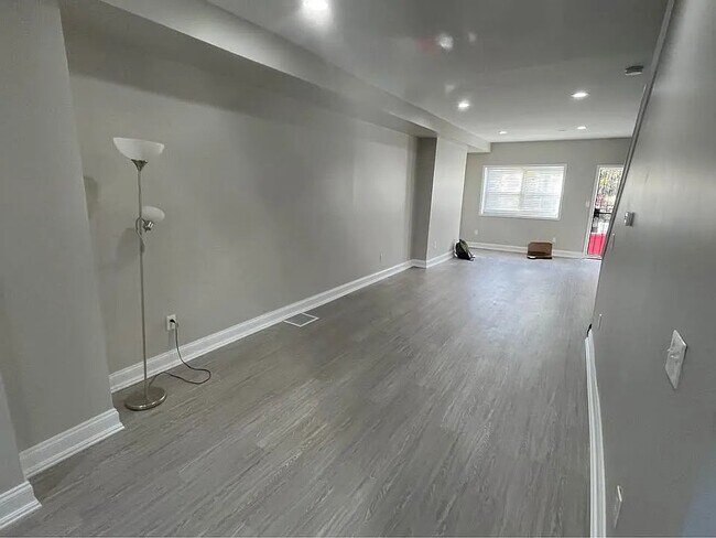 Foto del edificio - 345 Font Hill Ave