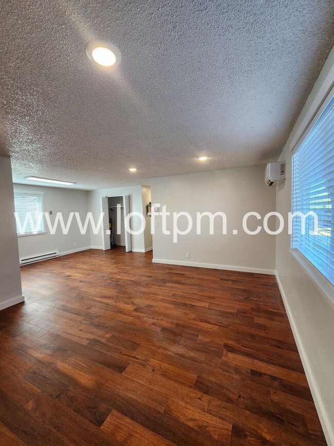 Building Photo - 3-Bedroom corner apartment