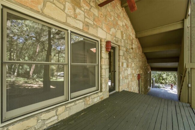 Building Photo - 807 Rock Creek Dr