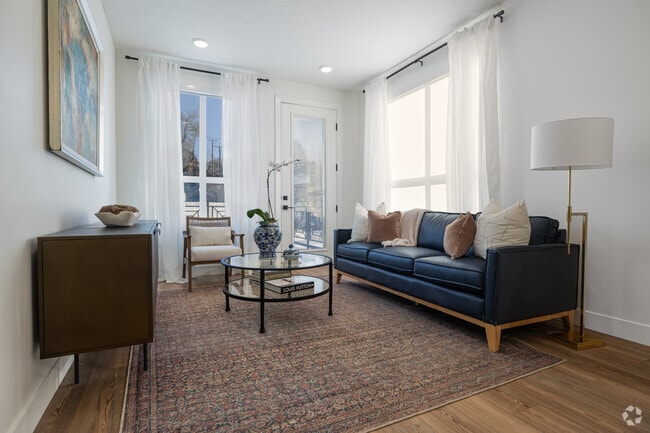 1BR, 1BA - 690SF - Living Room - THE HIGHLAND