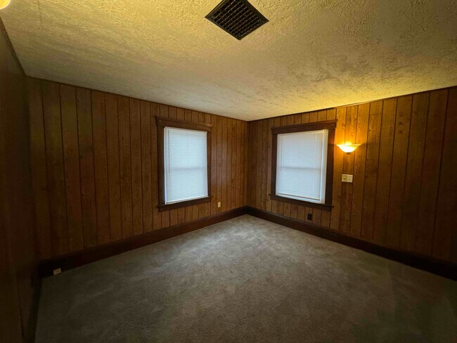 Building Photo - 1532 Arnold Ave NW
