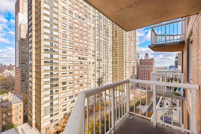 Building Photo - 206 E 95th St