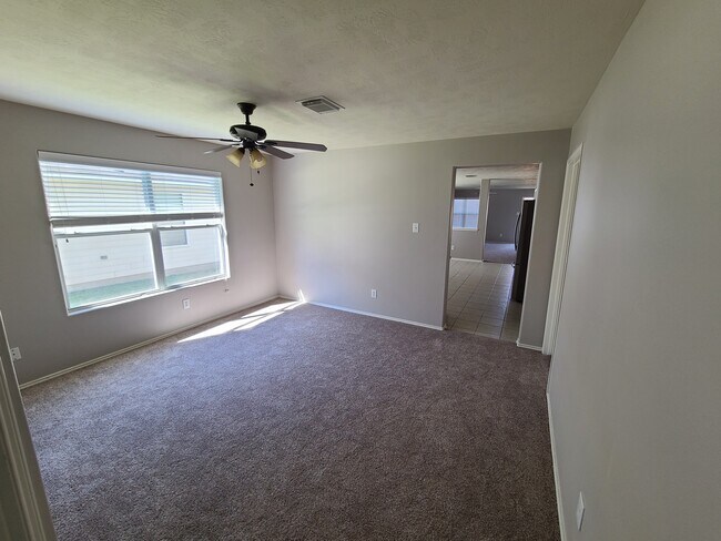 Building Photo - 718 Silver Cliff Ln