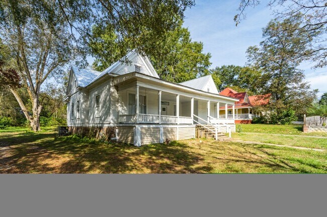 Foto del edificio - Talladega Beauty! Renovated 4BR/2BA with Huge Covered Porch