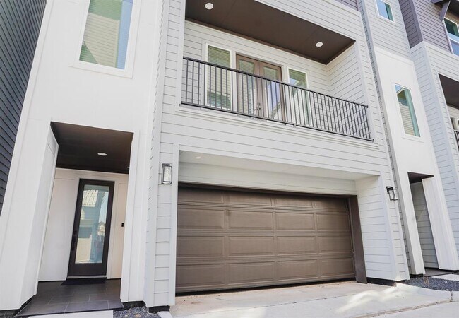 Building Photo - 3036 Live Oak St