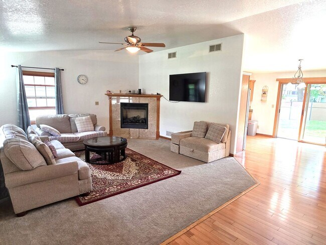 Foto del edificio - Updated 4 bedroom Greenfield ranch home