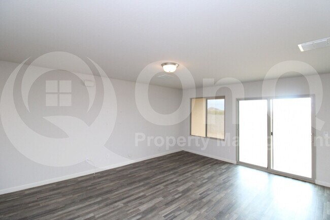 Foto del edificio - 548 W 10th St