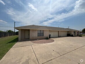 Building Photo - 914 McDaniel Cir