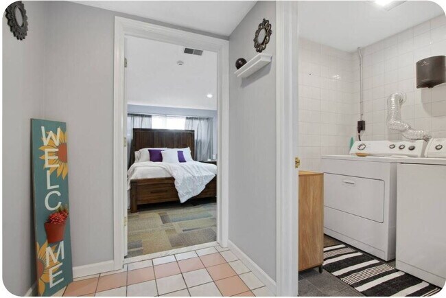Foto del edificio - Furnished 1-Bedroom Apartment with Private Entrance and Free Laundry